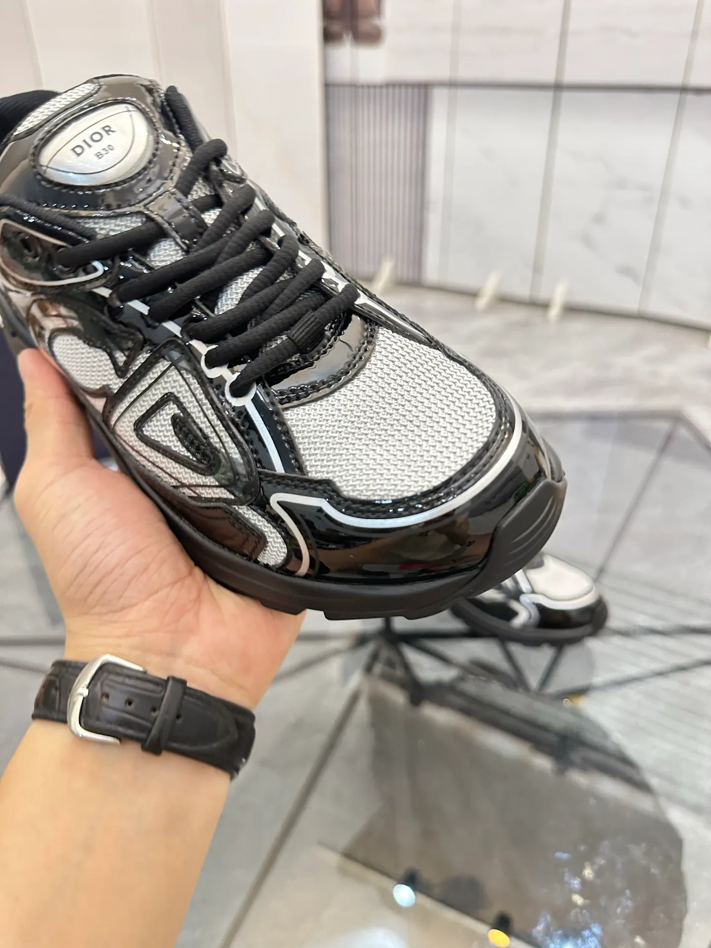 Men's shoes: 💰P400¥ Available in Guangzhou Product trademark: Dior* "Dior*" low-top casual shoes Regular size: 35-46 (can be customized to 47) Couple style Product materials: Upper imported cowhide stitched with original fabric, breathable lining, ultra-light foam original outsole. No.: 007